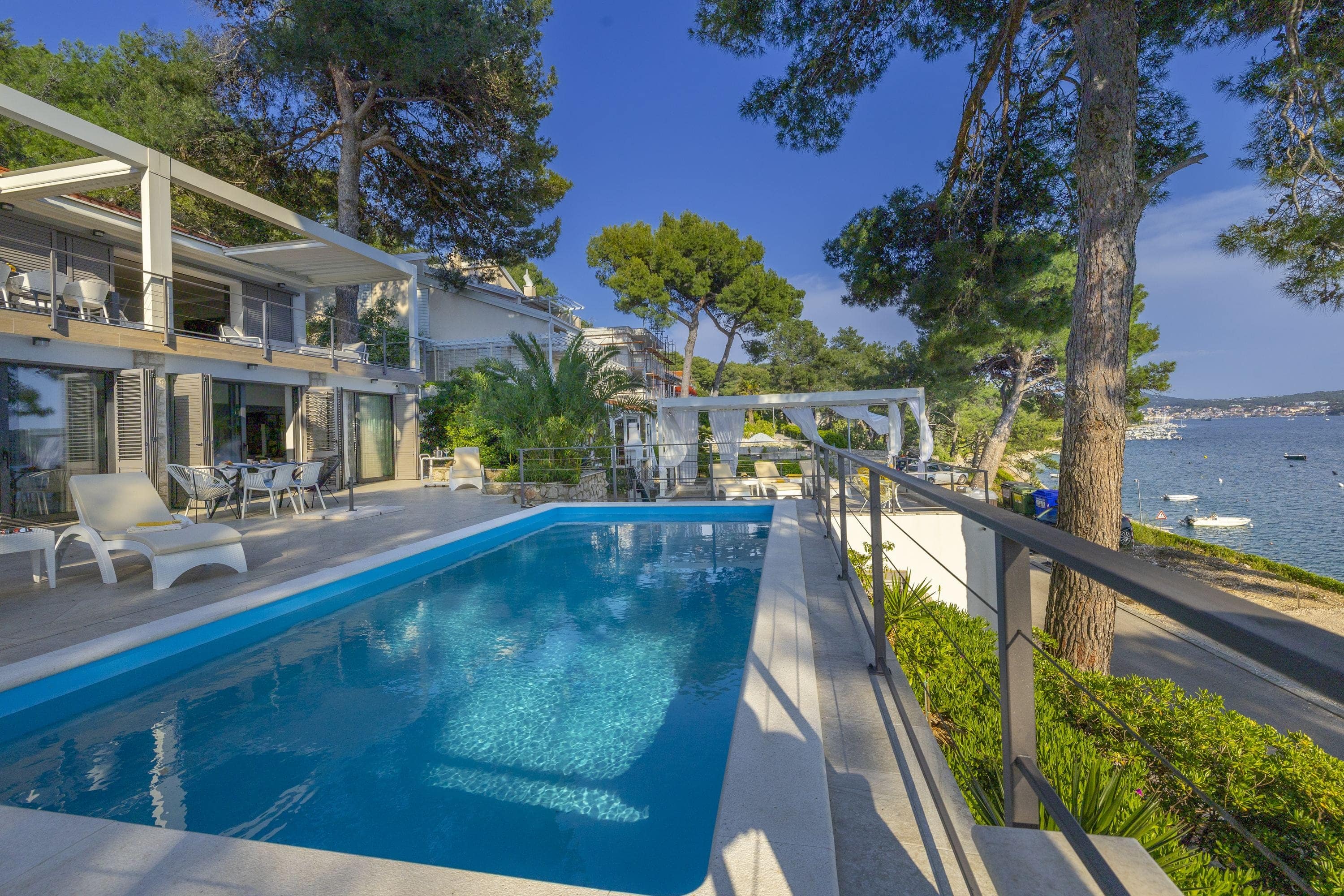 Pool vibrant 